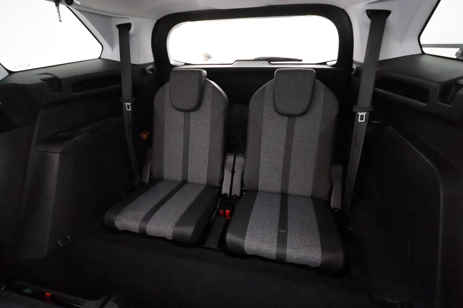 Peugeot 5008 2018 Allure BlueHDi 130 EAT8-automaatti - | 7-p | ACC | Koukku | Webasto | Koukku | Muistipenkki | Puolinahat | P.kamera | BSM | Keyless | Apple & Android | Sähk. takaluukku | 2x renkaat aluin | 