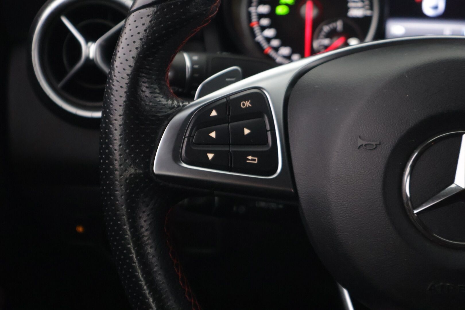 Mercedes-Benz CLA 2019 180 A Business AMG *Night paketti / Vakkari / P. Kamera / LED High Performance / Juuri huollettu* - Suomi-auto / Hyvä huoltohistoria / 2x renkaat alkuperäisillä vanteilla - HULLU BLACKWEEK KORKOTARJOUS 2,49%