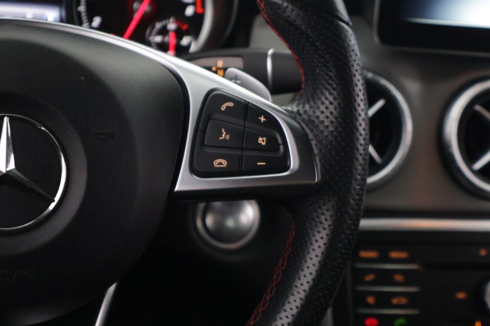 Mercedes-Benz CLA 2019 180 A Business AMG *Night paketti / Vakkari / P. Kamera / LED High Performance / Juuri huollettu* - Suomi-auto / Hyvä huoltohistoria / 2x renkaat alkuperäisillä vanteilla - HULLU BLACKWEEK KORKOTARJOUS 2,49%