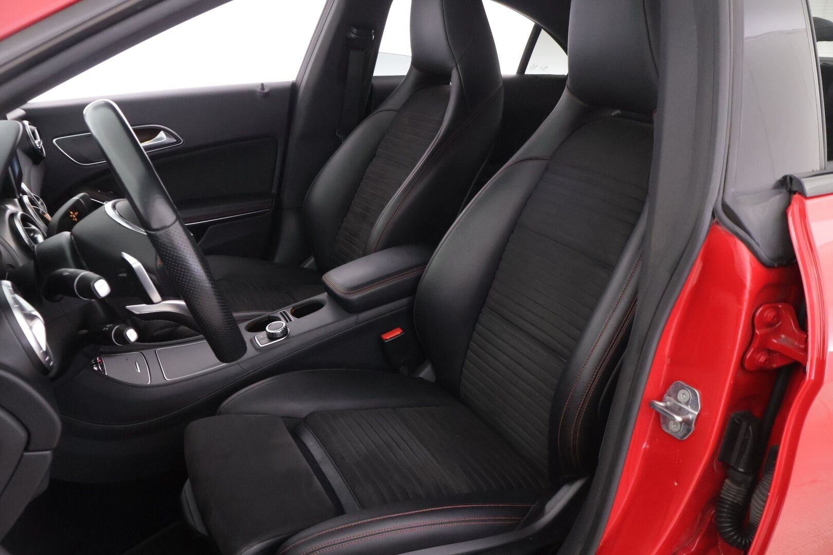 Mercedes-Benz CLA 2019 180 A Business AMG *Night paketti / Vakkari / P. Kamera / LED High Performance / Juuri huollettu* - Suomi-auto / Hyvä huoltohistoria / 2x renkaat alkuperäisillä vanteilla - HULLU BLACKWEEK KORKOTARJOUS 2,49%