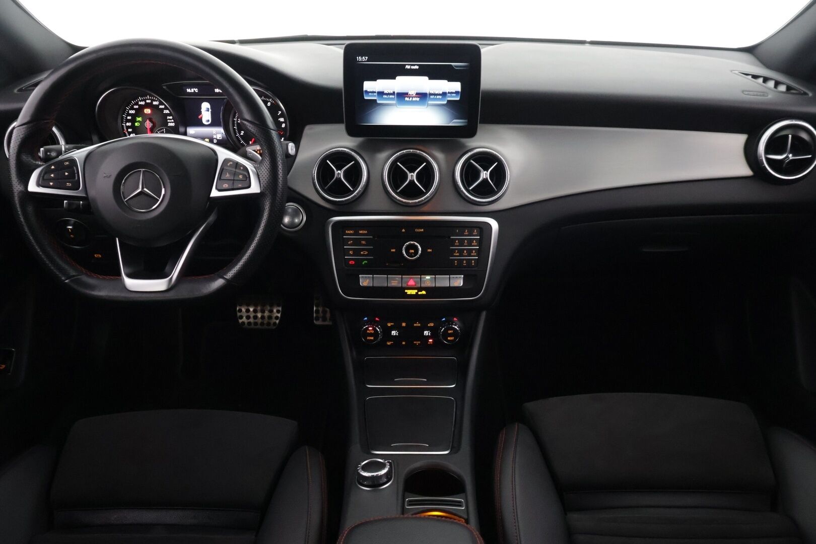 Mercedes-Benz CLA 2019 180 A Business AMG *Night paketti / Vakkari / P. Kamera / LED High Performance / Juuri huollettu* - Suomi-auto / Hyvä huoltohistoria / 2x renkaat alkuperäisillä vanteilla - HULLU BLACKWEEK KORKOTARJOUS 2,49%