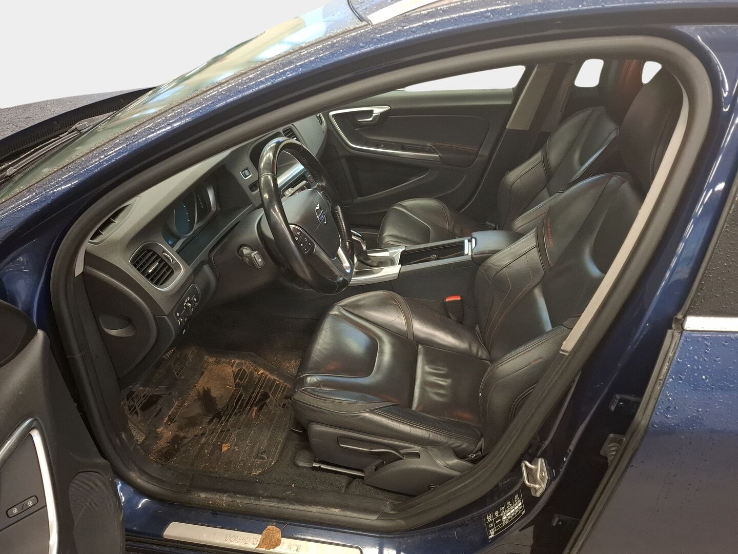 Volvo V60 2015 D4 AWD Ocean Race aut // Harman Kardon / Nahat / Koukku / Webasto / Ratinlämmitin / Digimittari // - Erittäin hyvin huollettu / Leimaa 9/2026 asti