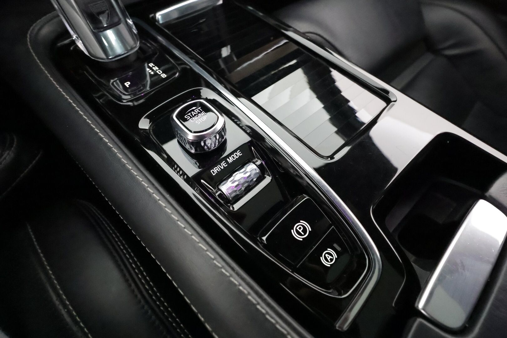 Volvo S90 2018 T8 AWD Business Inscription PRO A ** Adapt.vakkari / B&O / HUD / Full LED / Muistipenkit / Kattoluukku / 360 kamera / Four C - 3,99 % KORKOTARJOUS TÄHÄN AUTOON - Nahkasisusta / Webasto / Navi / Keyless 