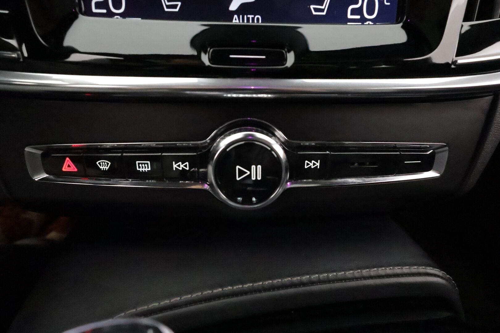 Volvo S90 2018 T8 AWD Business Inscription PRO A / Adapt. vak. / B&W / HUD / Full LED / Hieronnat / Kattoluuk. / 360 kam. / Four C / - 3,99 % KORKOTARJOUS TÄHÄN AUTOON - Akkutesti tehty! / Nahkasisusta / Webasto / Navi / Keyless / Huippuvarusteet!