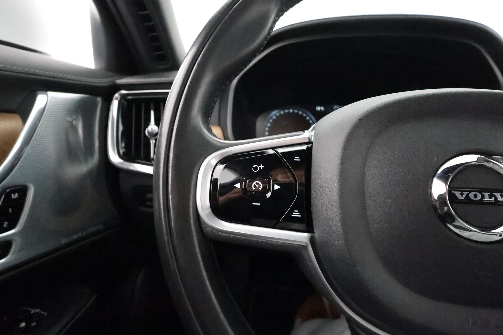 Volvo S90 2018 T8 AWD Business Inscription PRO A ** Adapt.vakkari / B&O / HUD / Full LED / Muistipenkit / Kattoluukku / 360 kamera / Four C - 3,99 % KORKOTARJOUS TÄHÄN AUTOON - Nahkasisusta / Webasto / Navi / Keyless 