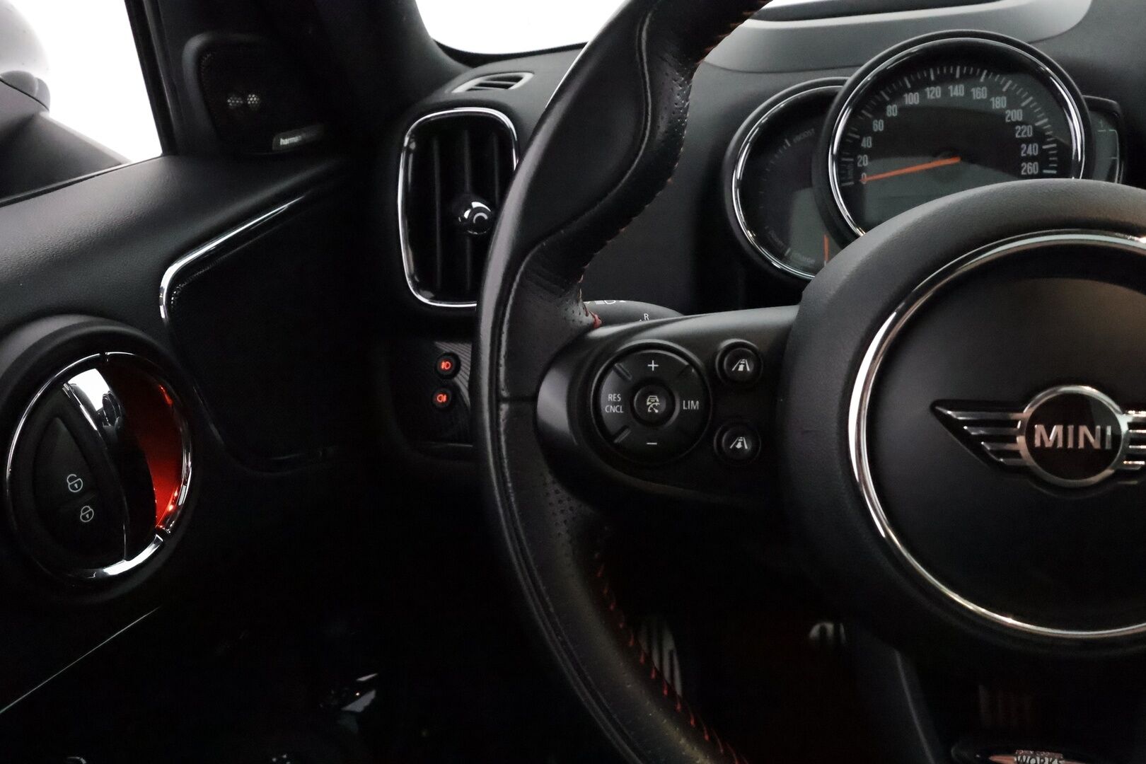 MINI Countryman 2019 Cooper SE ALL4 Maximise John Cooper Works-edition *H&K / HUD / ACC / Panorama / LED / P.Kamera / Sportpenkki Muistilla* - Suomi-auto / 2x Latauskaapelit / Hyvät varusteet