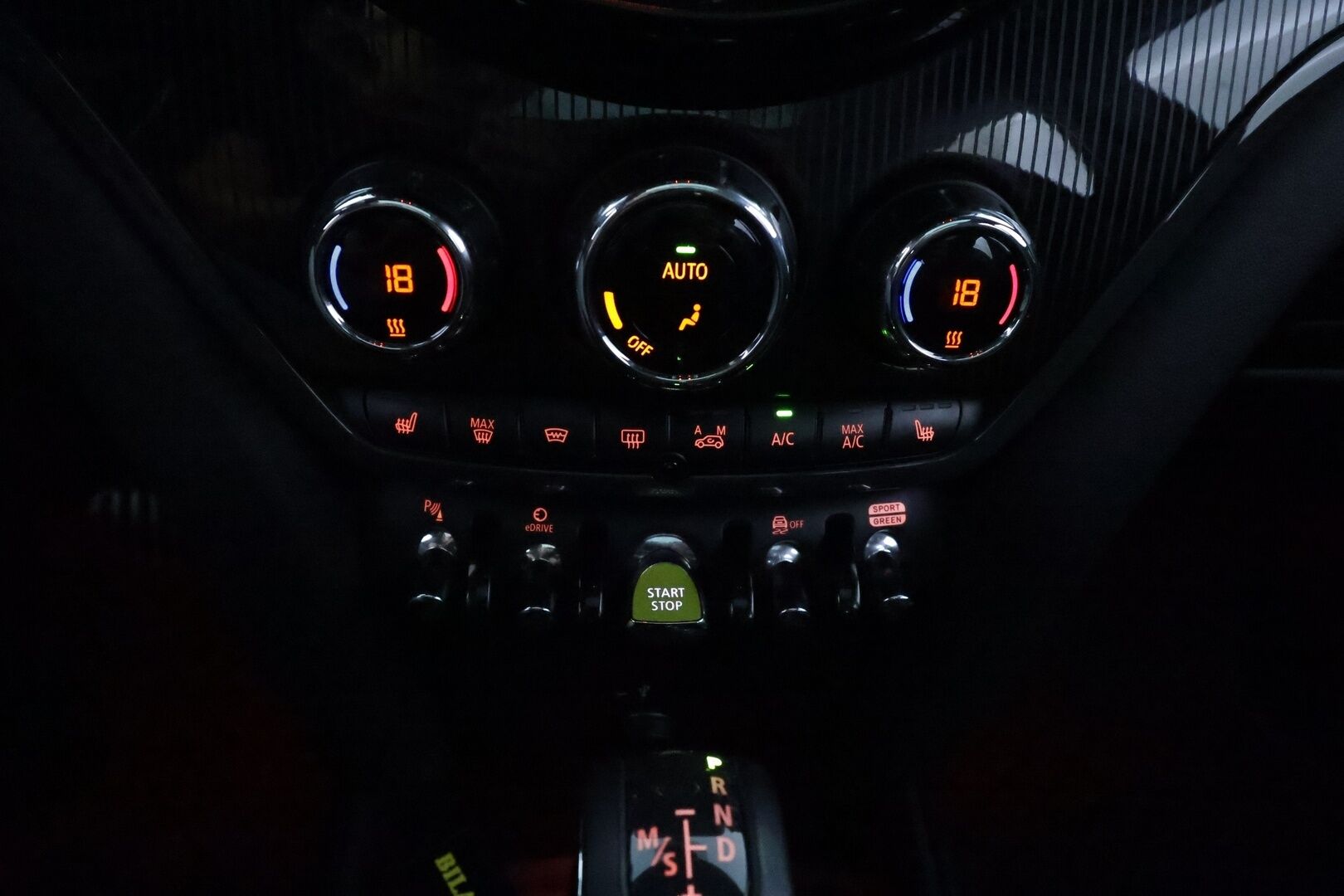 MINI Countryman 2019 Cooper SE ALL4 Maximise John Cooper Works-edition *H&K / HUD / ACC / Panorama / LED / P.Kamera / Sportpenkki Muistilla* - Suomi-auto / 2x Latauskaapelit / Hyvät varusteet