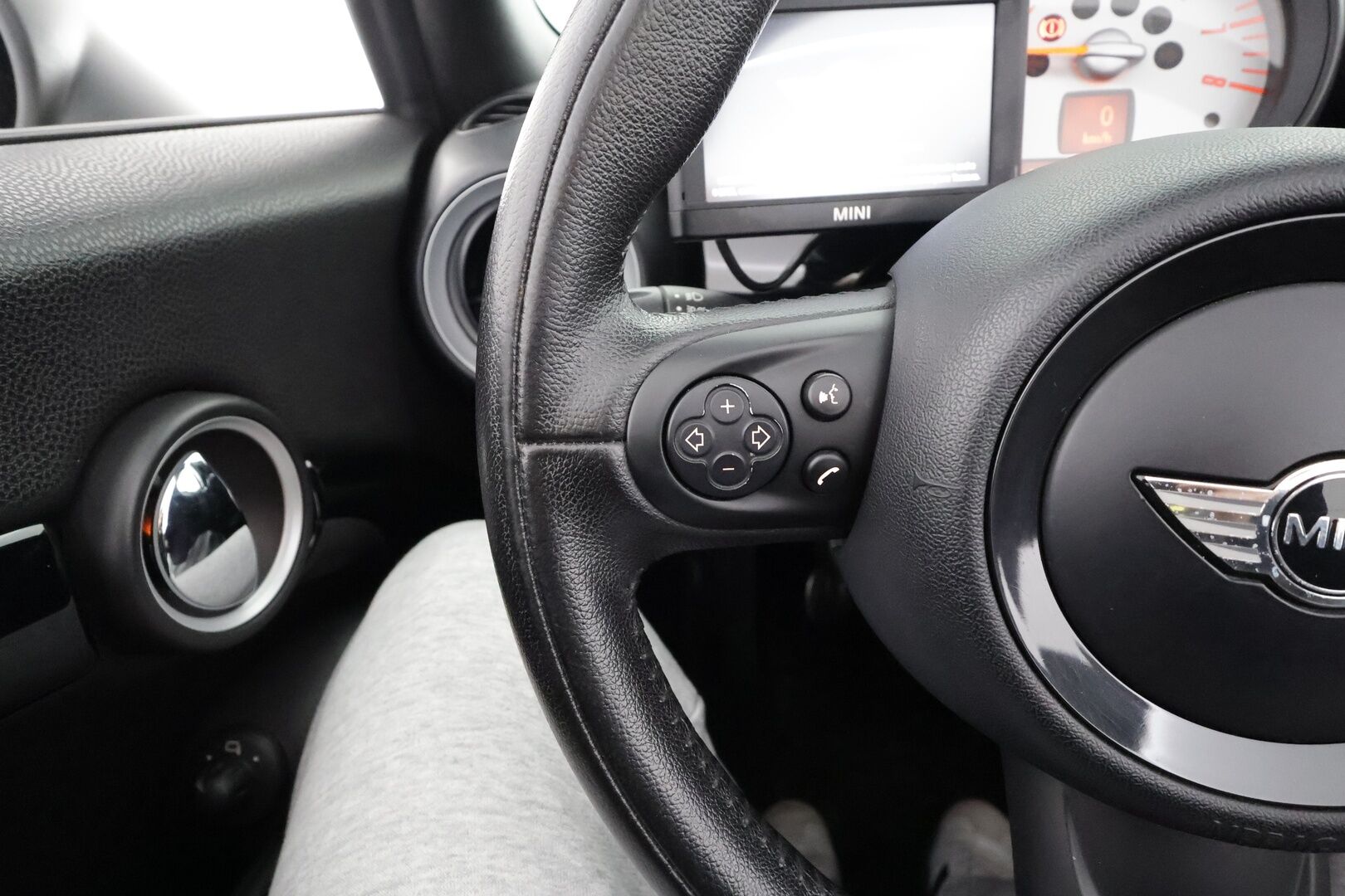 Mini COOPER S 2012 R57 Cabriolet * Nahkaverhoilu / Vakkari / Xenon / P.Tutka / Navi / Lohkolämmitin * - Kahdet renkaat aluvanteilla 