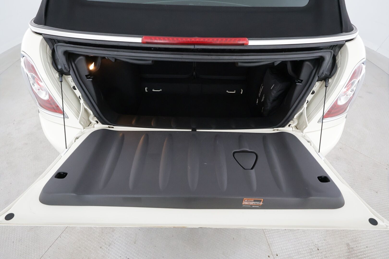 Mini COOPER S 2012 R57 Cabriolet * Nahkaverhoilu / Vakkari / Xenon / P.Tutka / Navi / Lohkolämmitin * - Kahdet renkaat aluvanteilla 