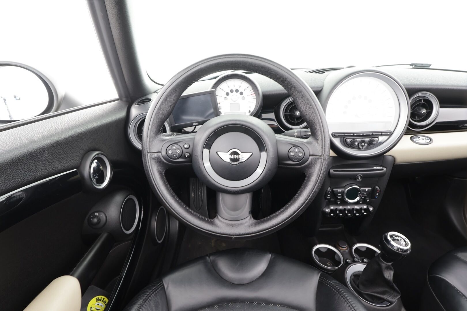Mini COOPER S 2012 R57 Cabriolet * Nahkaverhoilu / Vakkari / Xenon / P.Tutka / Navi / Lohkolämmitin * - Kahdet renkaat aluvanteilla 