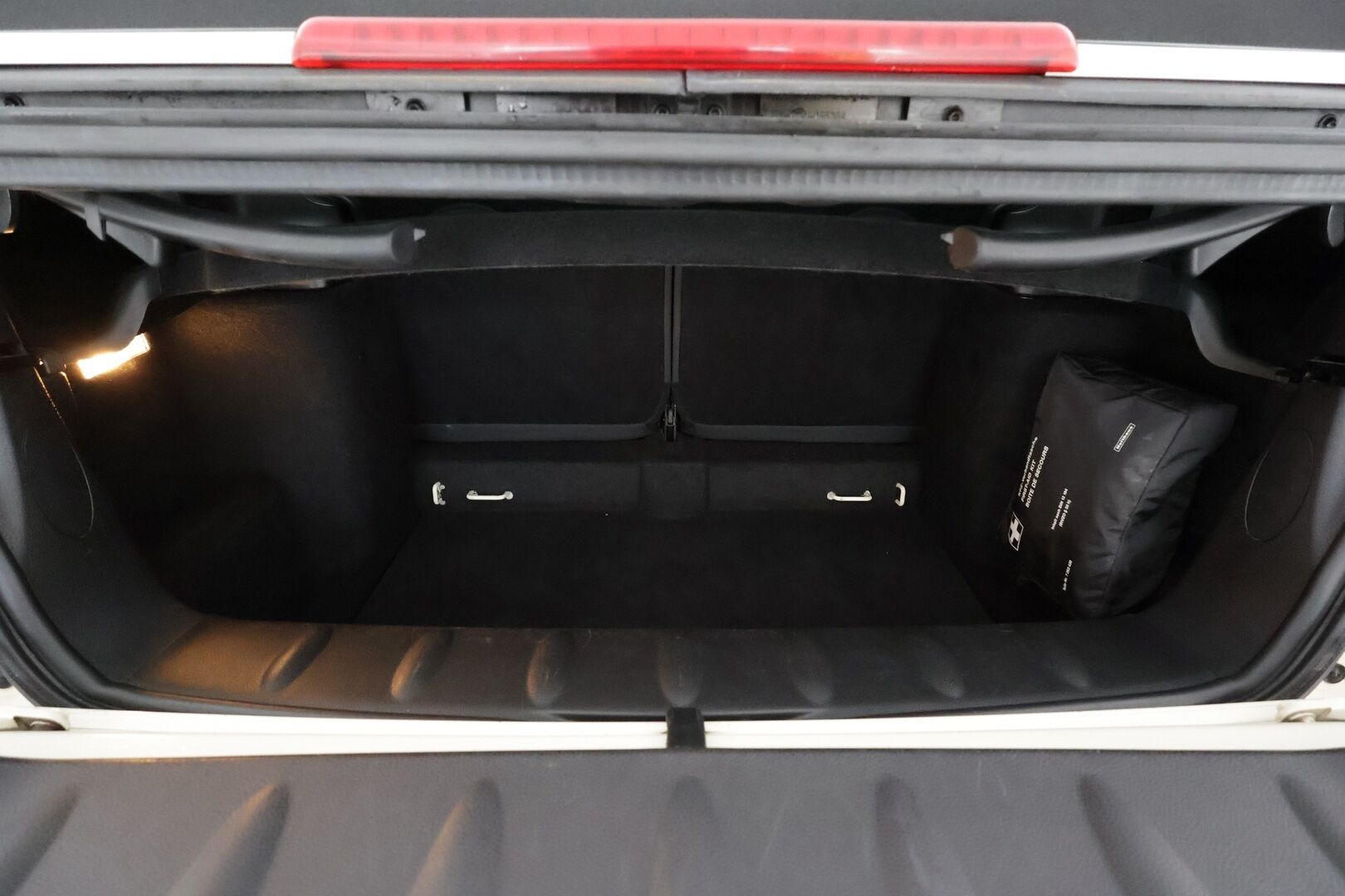 Mini COOPER S 2012 R57 Cabriolet * Nahkaverhoilu / Vakkari / Xenon / P.Tutka / Navi / Lohkolämmitin * - Kahdet renkaat aluvanteilla 