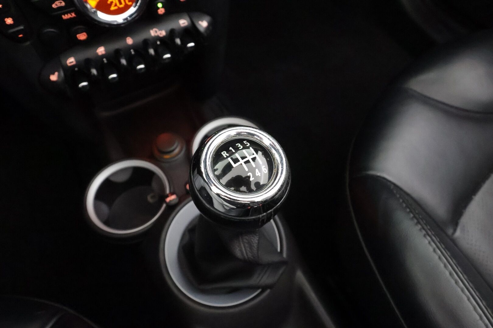 Mini COOPER S 2012 R57 Cabriolet * Nahkaverhoilu / Vakkari / Xenon / P.Tutka / Navi / Lohkolämmitin * - Kahdet renkaat aluvanteilla 