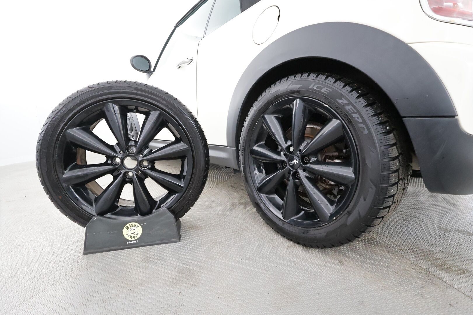 Mini COOPER S 2012 R57 Cabriolet * Nahkaverhoilu / Vakkari / Xenon / P.Tutka / Navi / Lohkolämmitin * - Kahdet renkaat aluvanteilla 