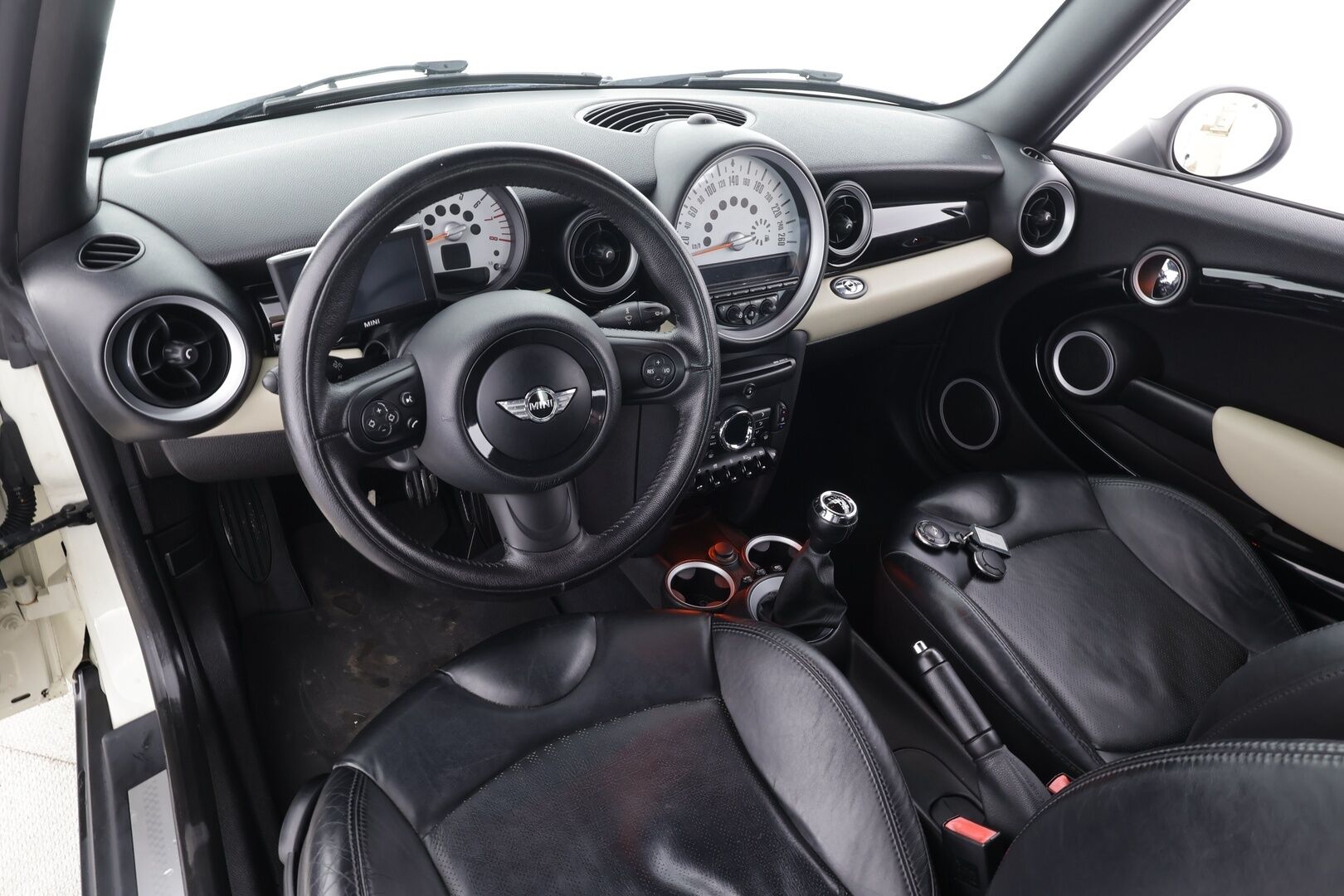 Mini COOPER S 2012 R57 Cabriolet * Nahkaverhoilu / Vakkari / Xenon / P.Tutka / Navi / Lohkolämmitin * - Kahdet renkaat aluvanteilla 