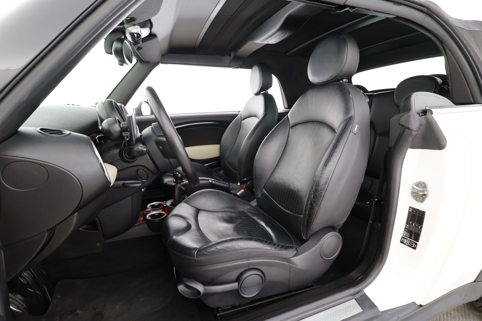 Mini COOPER S 2012 R57 Cabriolet * Nahkaverhoilu / Vakkari / Xenon / P.Tutka / Navi / Lohkolämmitin * - Kahdet renkaat aluvanteilla 