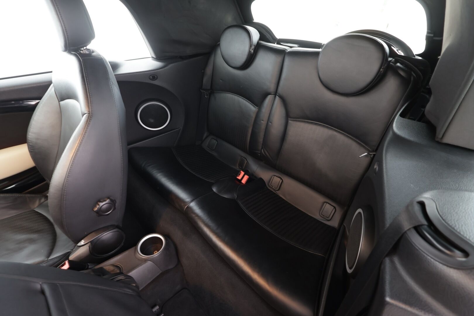 Mini COOPER S 2012 R57 Cabriolet * Nahkaverhoilu / Vakkari / Xenon / P.Tutka / Navi / Lohkolämmitin * - Kahdet renkaat aluvanteilla 