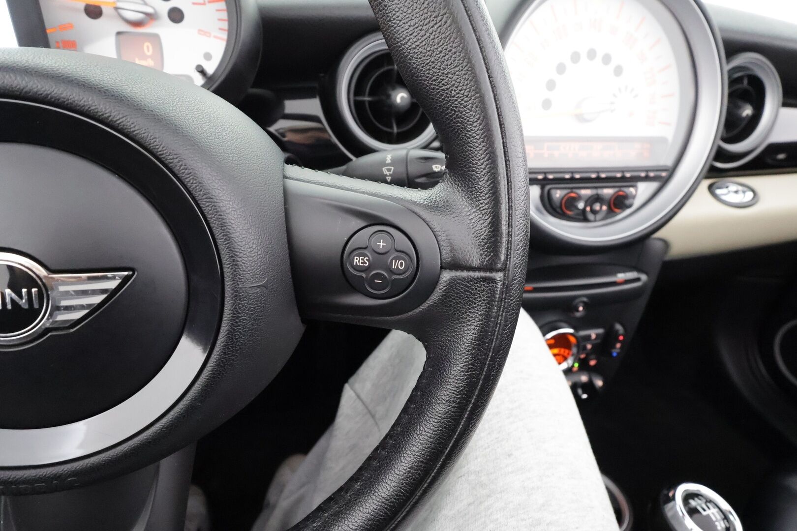 Mini COOPER S 2012 R57 Cabriolet * Nahkaverhoilu / Vakkari / Xenon / P.Tutka / Navi / Lohkolämmitin * - Kahdet renkaat aluvanteilla 