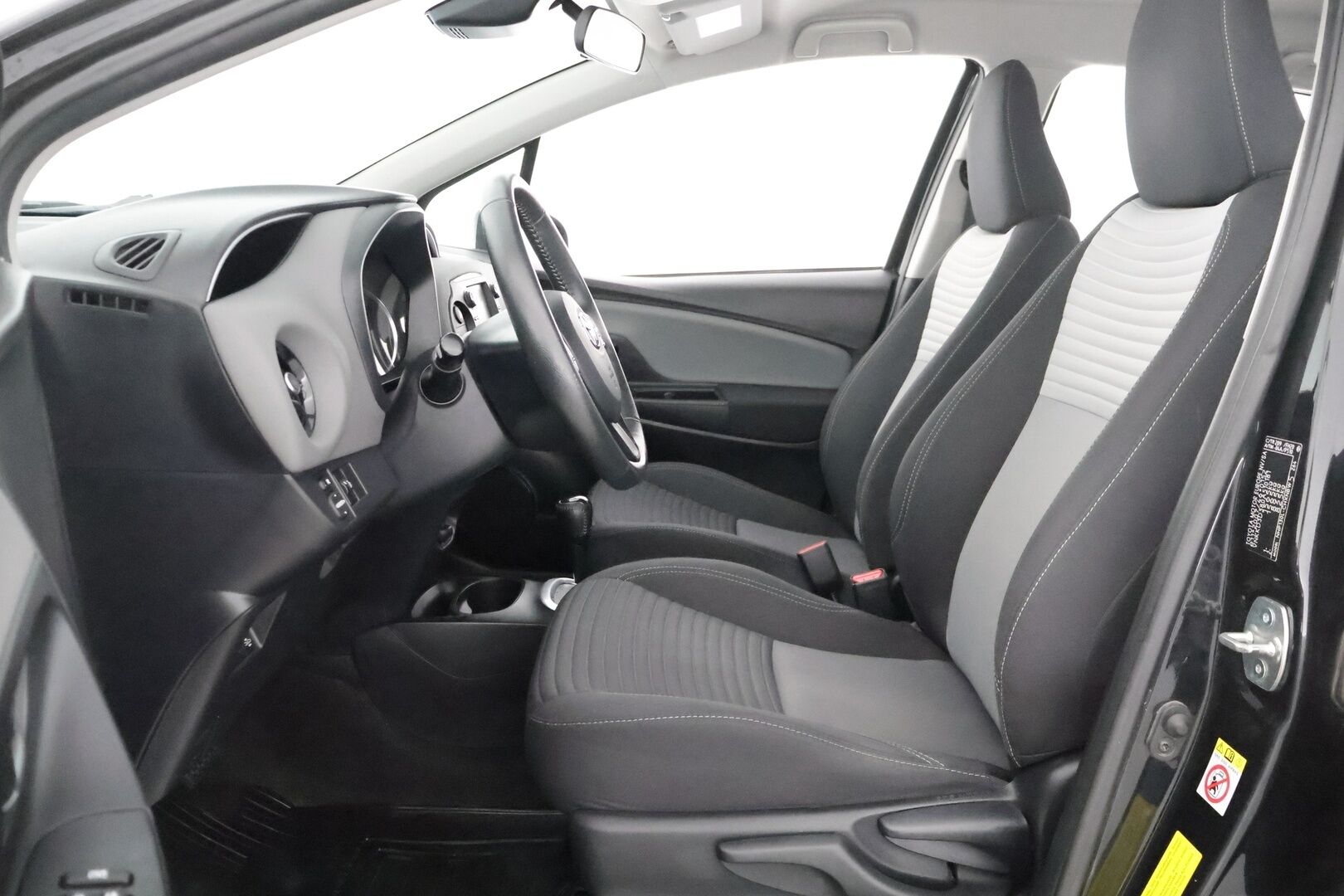 Toyota Yaris 2019 1,5 Hybrid Active 5ov *Kamera / Kaistavahti / Navi / Aut. Ilmastointi / Bluetooth* - Merkkihuolletu / Suomi-auto / Kahdet renkaat Toyotan vanteilla