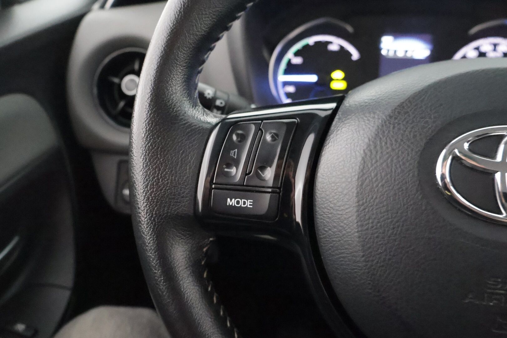 Toyota Yaris 2019 1,5 Hybrid Active 5ov *Kamera / Kaistavahti / Navi / Aut. Ilmastointi / Bluetooth* - Merkkihuolletu / Suomi-auto / Kahdet renkaat Toyotan vanteilla