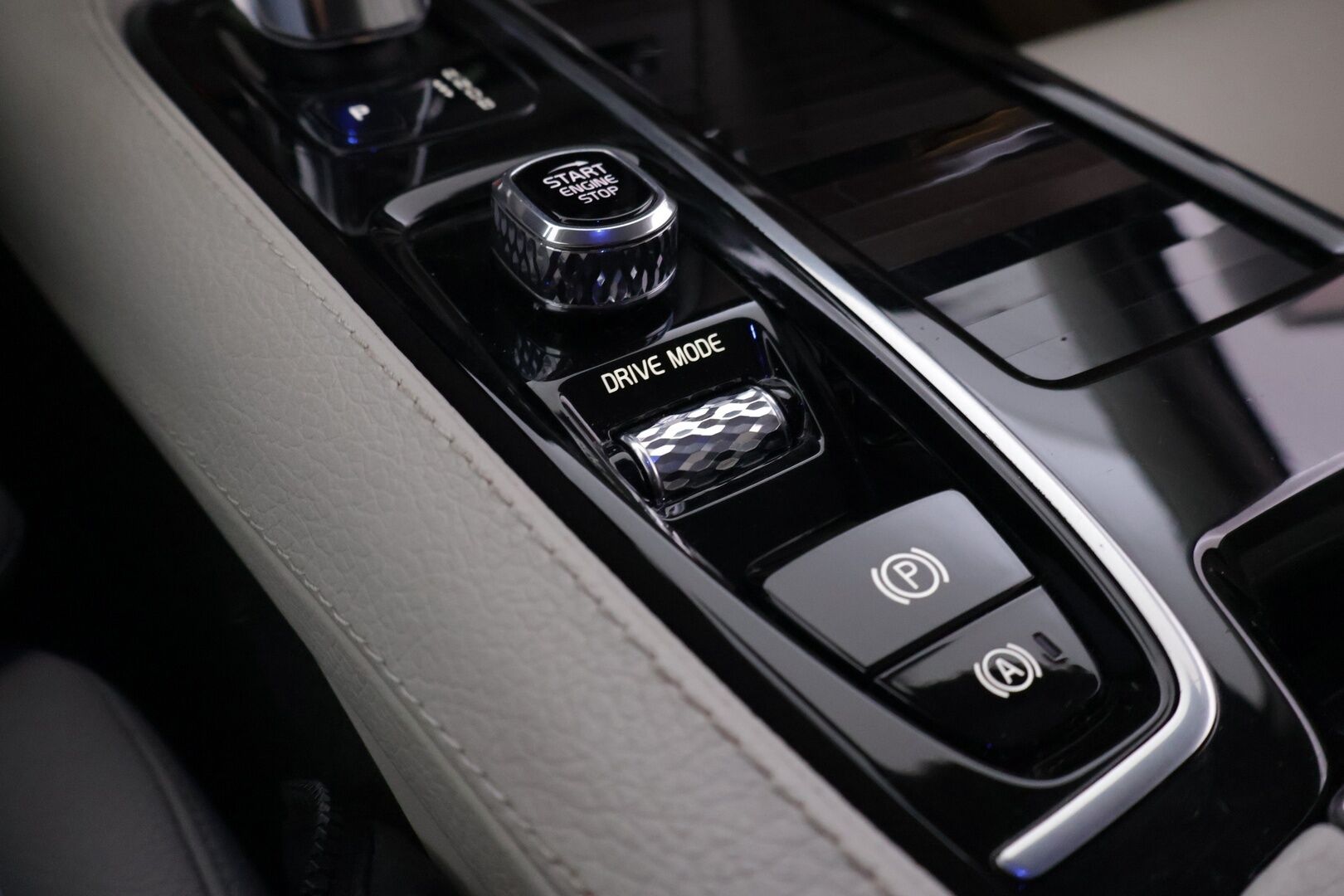Volvo V90 2019 T8 AWD Inscription aut - Merkkihuollettu Suomi-auto! | ACC | Webasto | S-Koukku | Ilma-alusta | Muistipenkki | Vaaleat sporttinahat | Hihna vaihdettu 2025 | Highperf. Audio | Kessy |