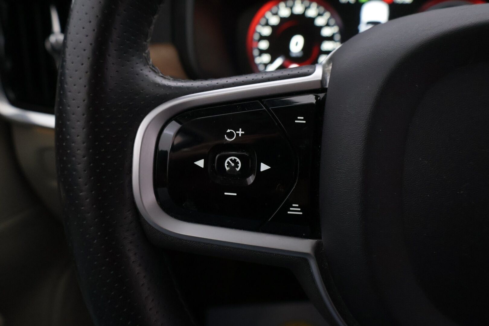 Volvo V90 2019 T8 AWD Inscription aut - Merkkihuollettu Suomi-auto! | ACC | Webasto | S-Koukku | Ilma-alusta | Muistipenkki | Vaaleat sporttinahat | Hihna vaihdettu 2025 | Highperf. Audio | Kessy |