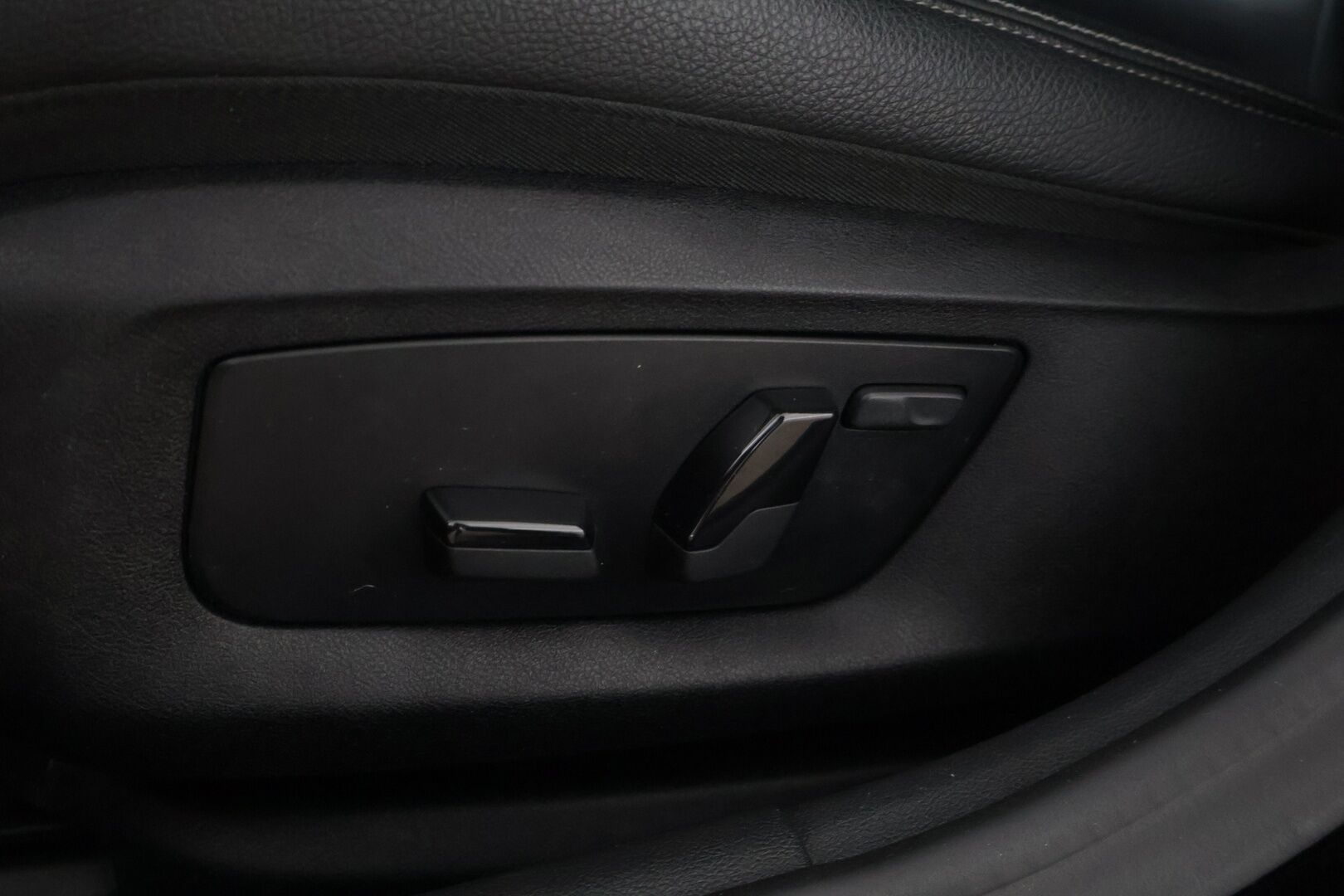 BMW 530 2020 G30 Sedan 530e A Charged Edition Sport Line * SOH- 88% /  Adapt.vakkari / Peruutuskamera / Ratinlämmitys / Digimittaristo - * Suomi-Auto / Kahdet huippu renkaat / Adapt.vakkari / 