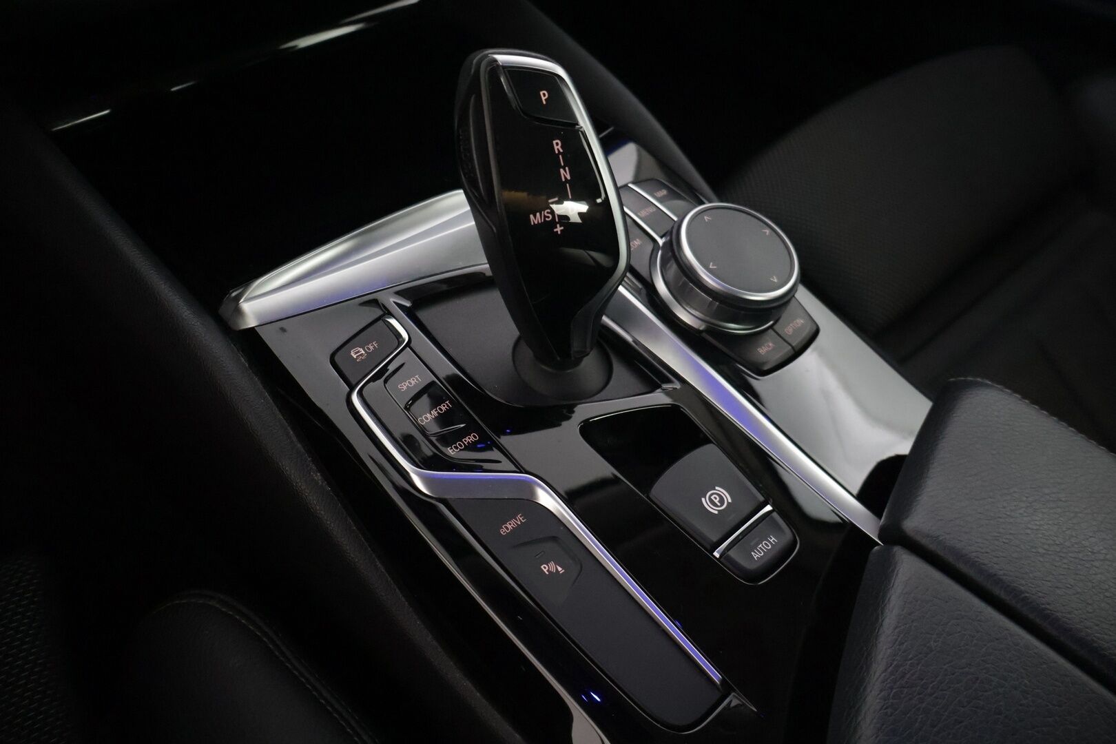 BMW 530 2020 G30 Sedan 530e A Charged Edition Sport Line * SOH- 88% /  Adapt.vakkari / Peruutuskamera / Ratinlämmitys / Digimittaristo - * Suomi-Auto / Kahdet huippu renkaat / Adapt.vakkari / 