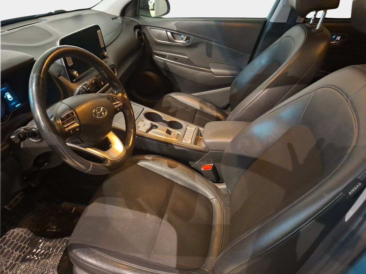 Hyundai KONA 2019 electric 64 kWh 204 hv Style *HUD / * P-kamera / Navi / Tutkat* - Isompi akku / Kahdet hyvät renkaat alumiinivanteilla