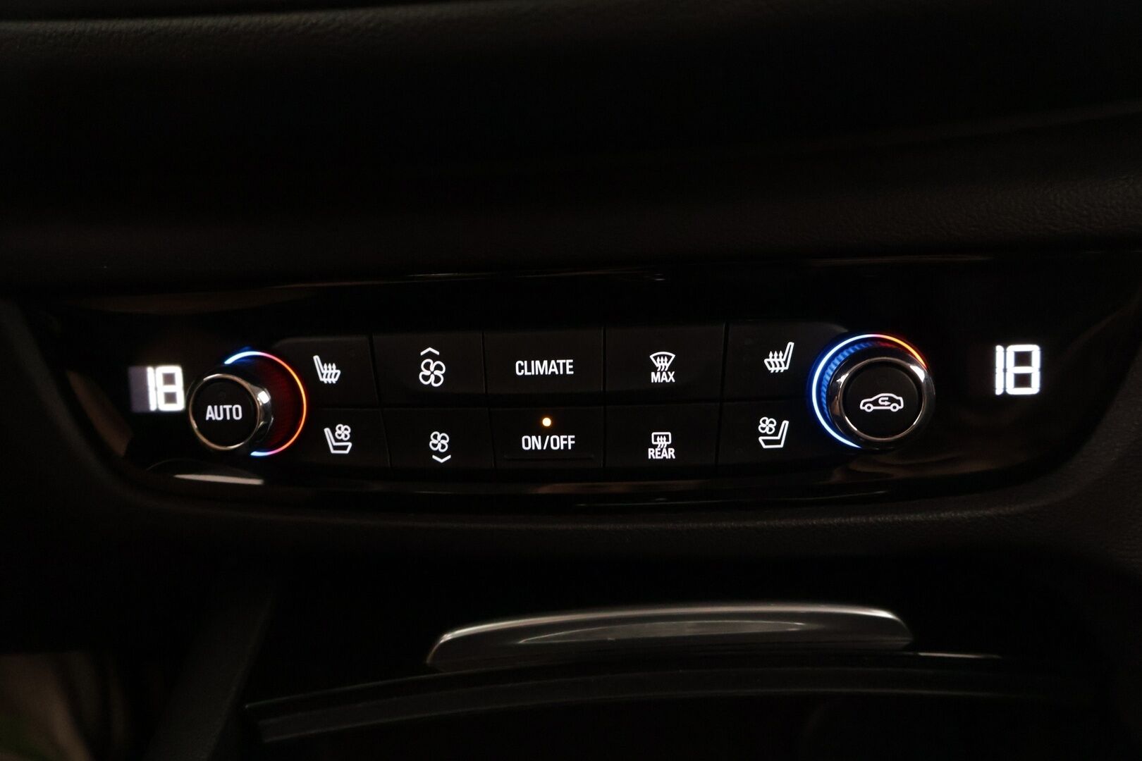 Opel Insignia 2020 Sports Tourer Innovation Plus 136 D Turbo A ** HUD / Koukku / Ilmastoidut AGR-etuistuimet / Sähk. kontti / APP-Connect - ** Kattavat varusteet / 2x asialliset renkaat / asiallinen huoltohistoria **