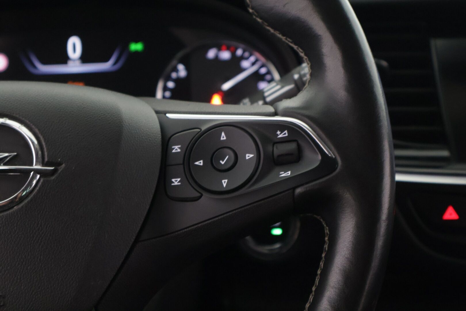 Opel Insignia 2020 Sports Tourer Innovation Plus 136 D Turbo A ** HUD / Koukku / Ilmastoidut AGR-etuistuimet / Sähk. kontti / APP-Connect - ** Kattavat varusteet / 2x asialliset renkaat / asiallinen huoltohistoria **