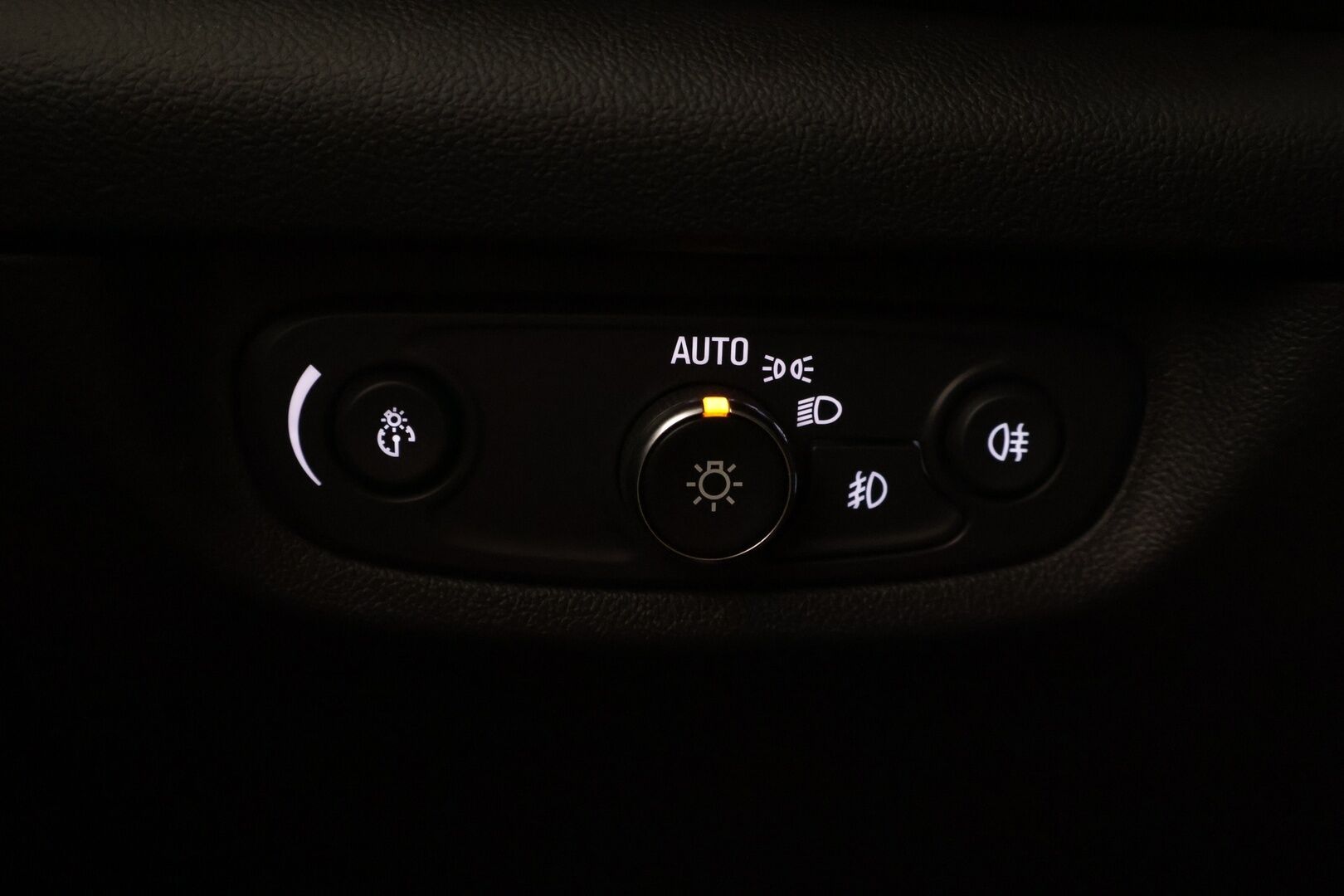 Opel Insignia 2020 Sports Tourer Innovation Plus 136 D Turbo A ** HUD / Koukku / Ilmastoidut AGR-etuistuimet / Sähk. kontti / APP-Connect - ** Kattavat varusteet / 2x asialliset renkaat / asiallinen huoltohistoria **