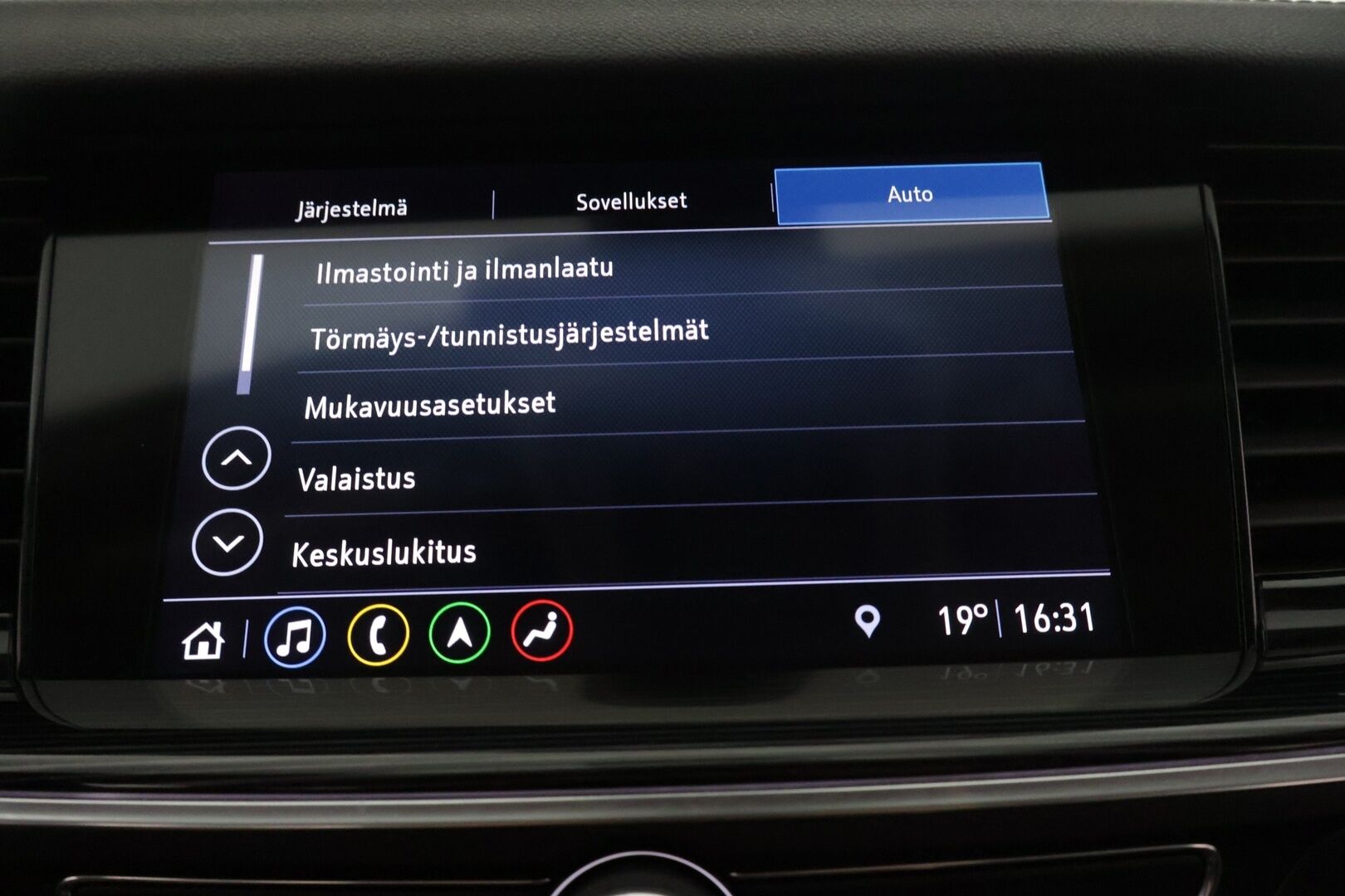 Opel Insignia 2020 Sports Tourer Innovation Plus 136 D Turbo A ** HUD / Koukku / Ilmastoidut AGR-etuistuimet / Sähk. kontti / APP-Connect - ** Kattavat varusteet / 2x asialliset renkaat / asiallinen huoltohistoria **