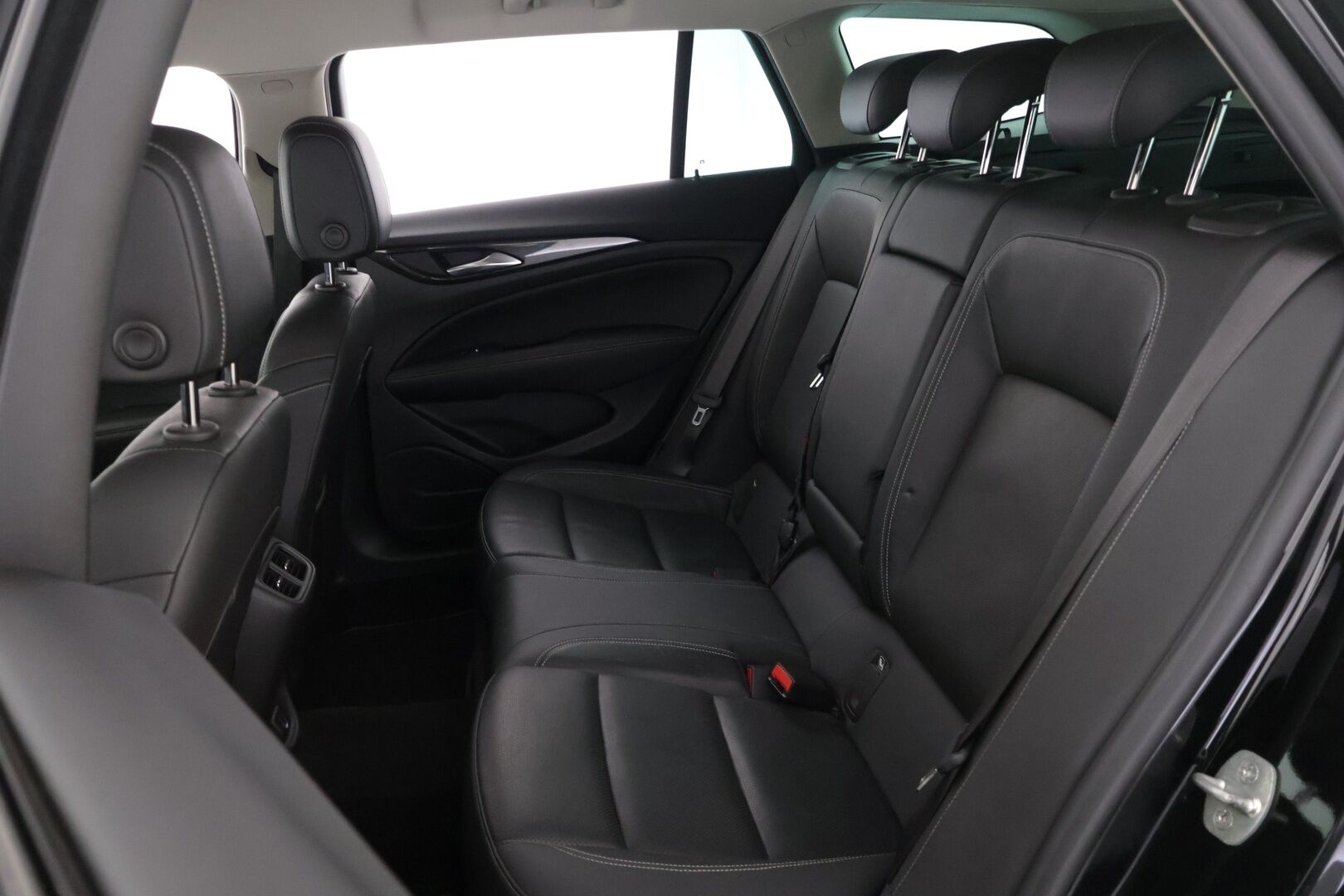 Opel Insignia 2020 Sports Tourer Innovation Plus 136 D Turbo A ** HUD / Koukku / Ilmastoidut AGR-etuistuimet / Sähk. kontti / APP-Connect - ** Kattavat varusteet / 2x asialliset renkaat / asiallinen huoltohistoria **
