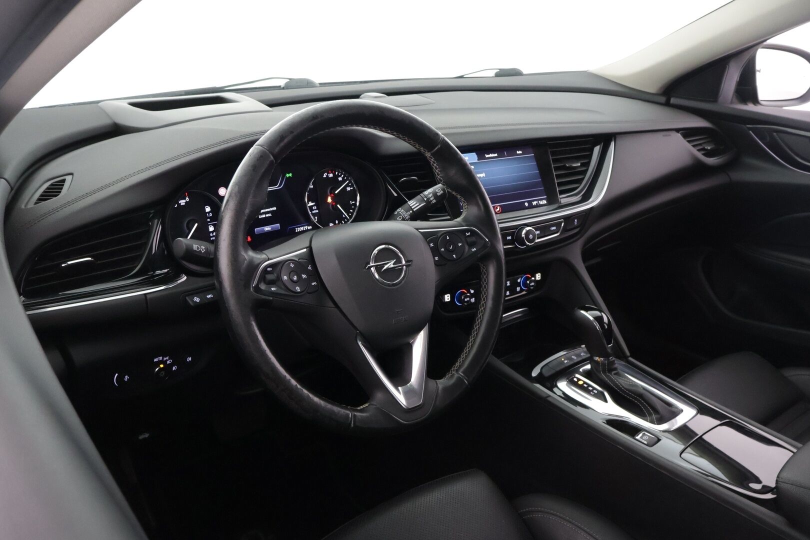 Opel Insignia 2020 Sports Tourer Innovation Plus 136 D Turbo A ** HUD / Koukku / Ilmastoidut AGR-etuistuimet / Sähk. kontti / APP-Connect - ** Kattavat varusteet / 2x asialliset renkaat / asiallinen huoltohistoria **
