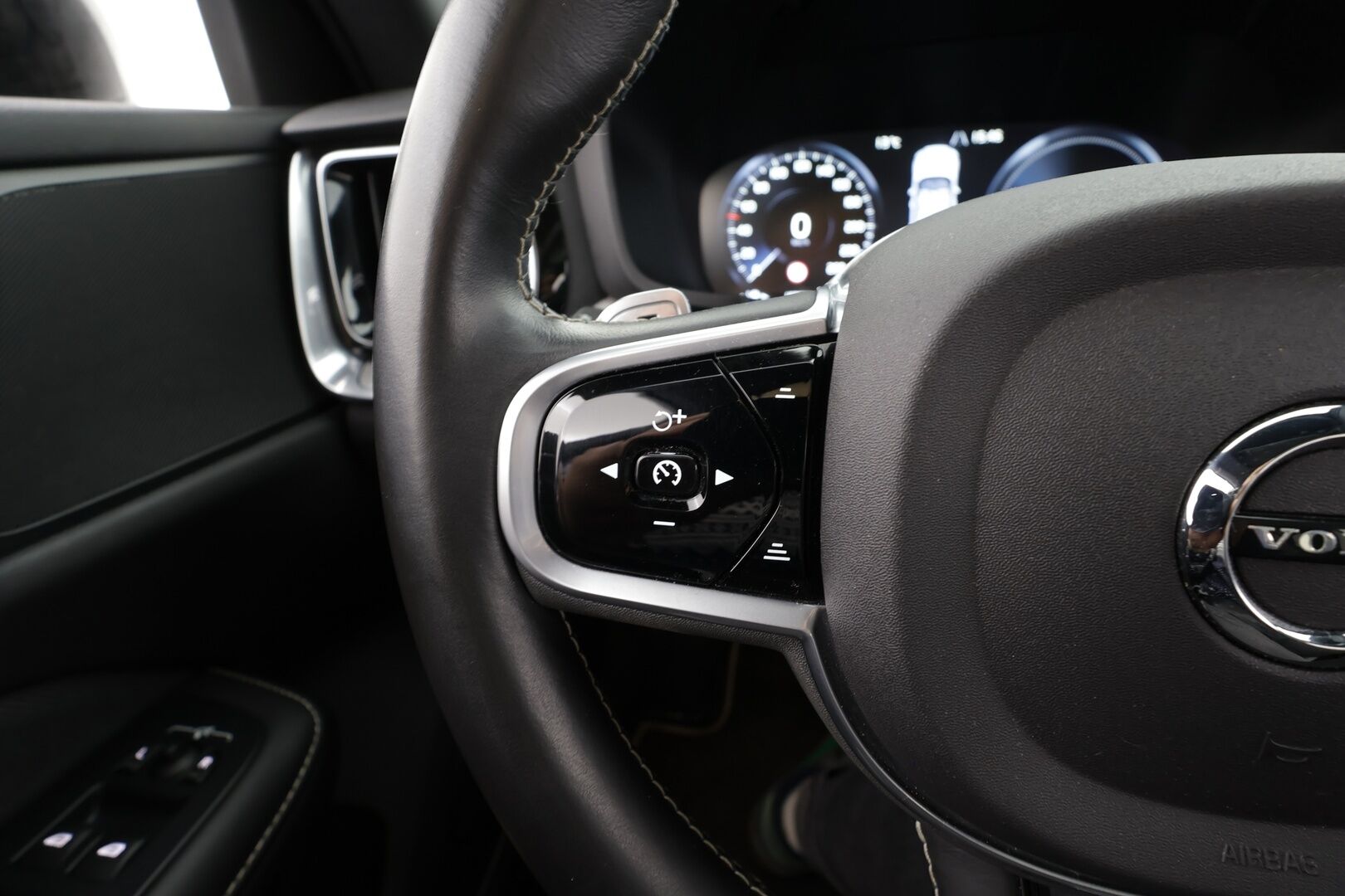 Volvo V60 2020 T8 TwE AWD R-Design aut * ACC / P.kamera / Full LED / Koukku / Webasto / Muistipenkki / Panorama / Navi / KeylessGo / BLIS * - Suomi-auto / Merkkihuollettu - HULLU BLACKWEEK KORKOTARJOUS 2,49%