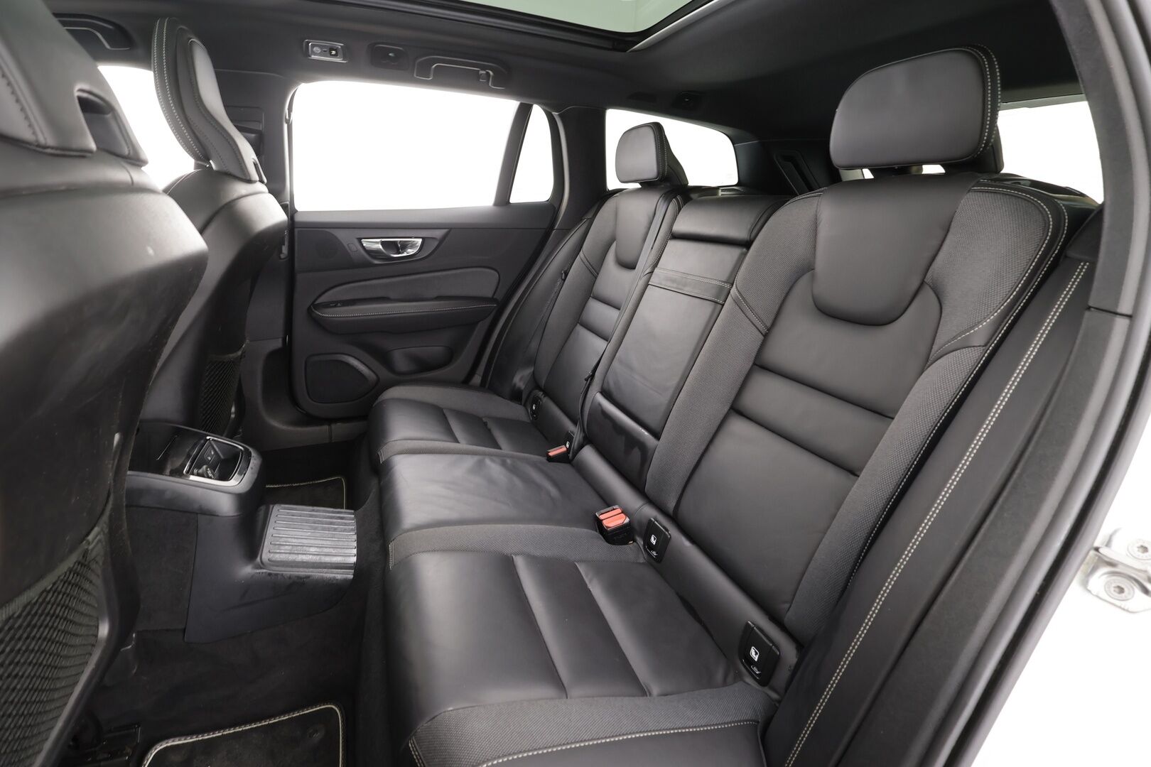 Volvo V60 2020 T8 TwE AWD R-Design aut * ACC / P.kamera / Full LED / Koukku / Webasto / Muistipenkki / Panorama / Navi / KeylessGo / BLIS * - Suomi-auto / Merkkihuollettu - HULLU BLACKWEEK KORKOTARJOUS 2,49%