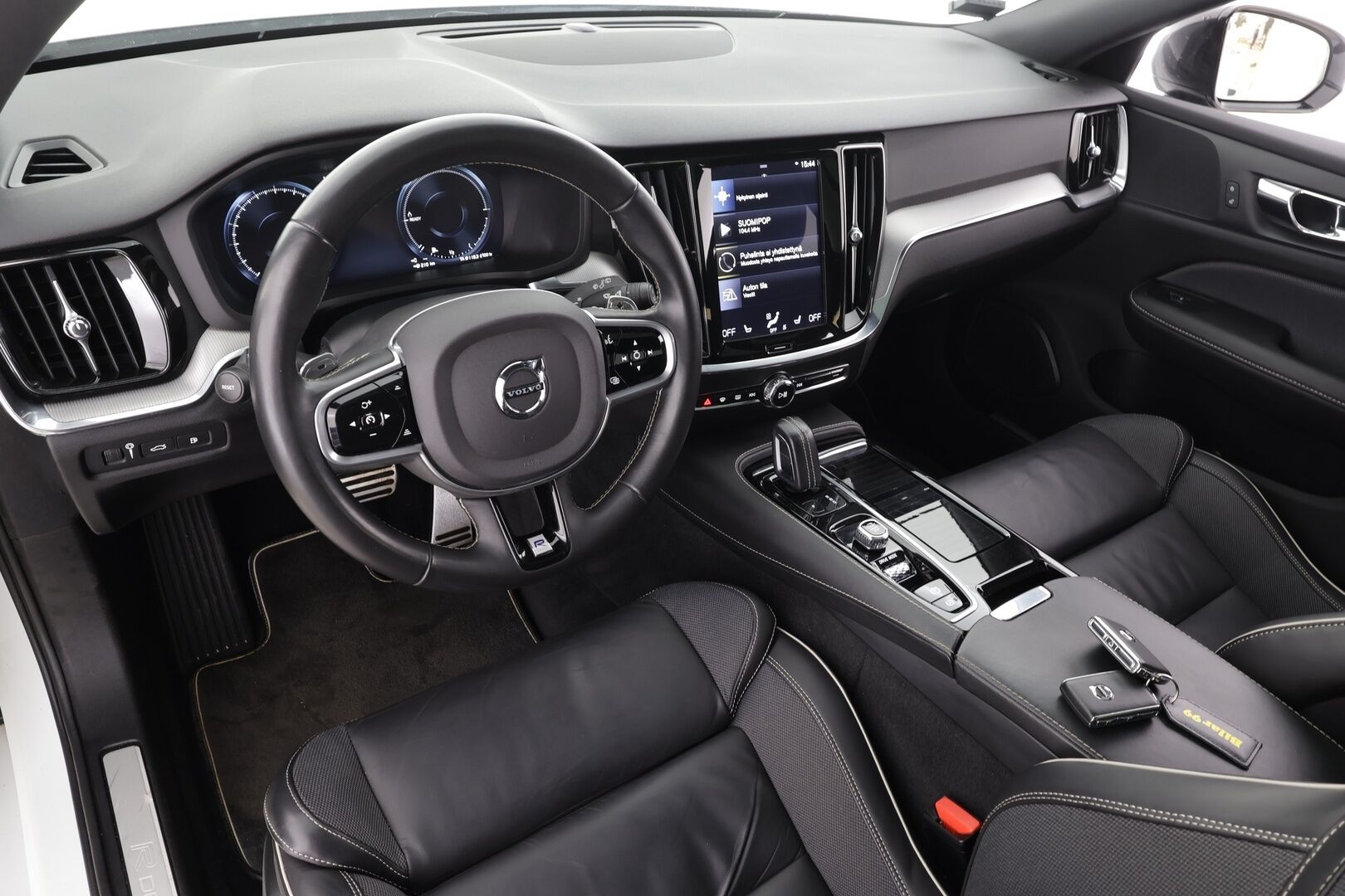 Volvo V60 2020 T8 TwE AWD R-Design aut * ACC / P.kamera / Full LED / Koukku / Webasto / Muistipenkki / Panorama / Navi / KeylessGo / BLIS * - Suomi-auto / Merkkihuollettu - HULLU BLACKWEEK KORKOTARJOUS 2,49%