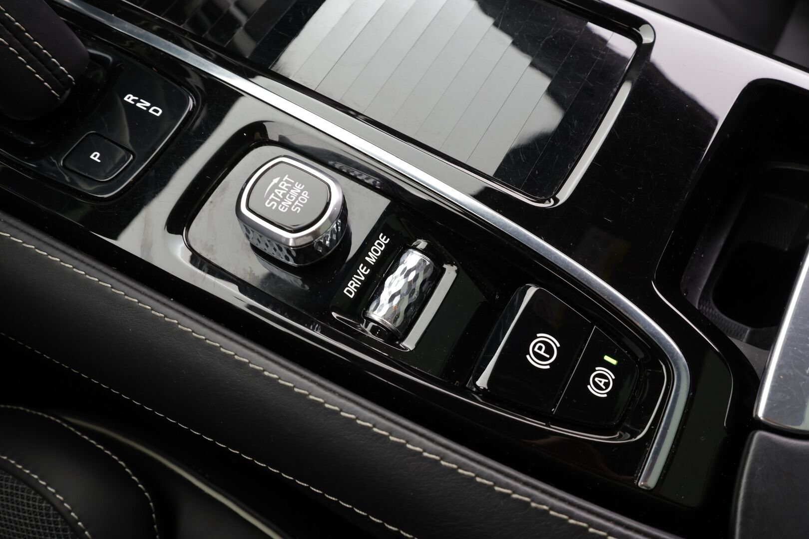 Volvo V60 2020 T8 TwE AWD R-Design aut * ACC / P.kamera / Full LED / Koukku / Webasto / Muistipenkki / Panorama / Navi / KeylessGo / BLIS * - Suomi-auto / Merkkihuollettu - HULLU BLACKWEEK KORKOTARJOUS 2,49%