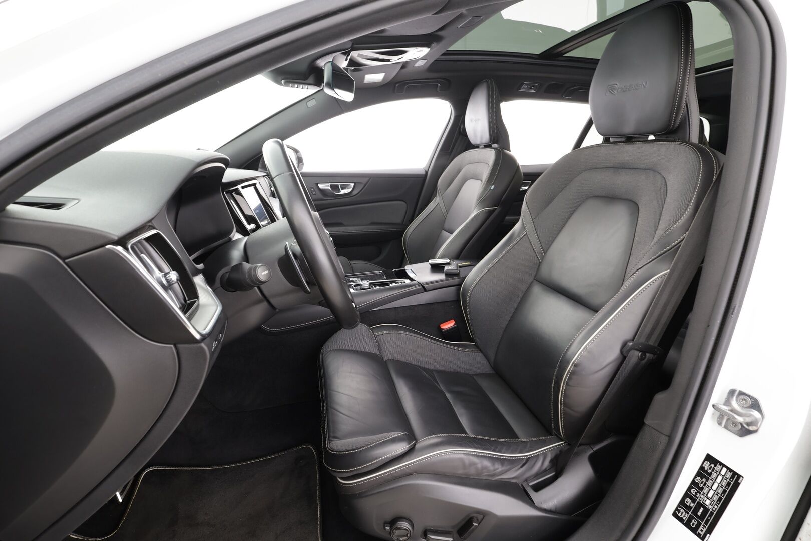 Volvo V60 2020 T8 TwE AWD R-Design aut * ACC / P.kamera / Full LED / Koukku / Webasto / Muistipenkki / Panorama / Navi / KeylessGo / BLIS * - Suomi-auto / Merkkihuollettu - HULLU BLACKWEEK KORKOTARJOUS 2,49%