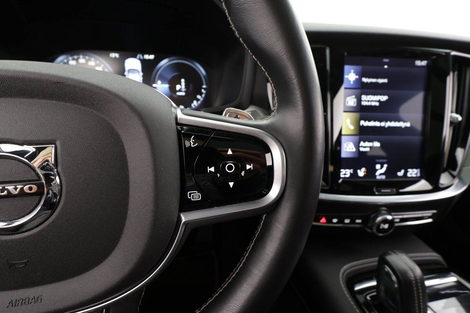 Volvo V60 2020 T8 TwE AWD R-Design aut * ACC / P.kamera / Full LED / Koukku / Webasto / Muistipenkki / Panorama / Navi / KeylessGo / BLIS * - Suomi-auto / Merkkihuollettu - HULLU BLACKWEEK KORKOTARJOUS 2,49%