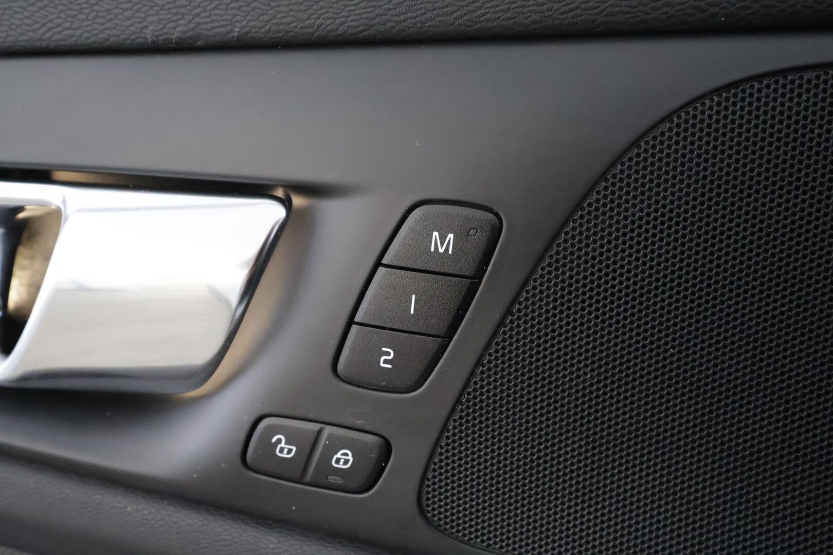 Volvo V60 2020 T8 TwE AWD R-Design aut * ACC / P.kamera / Full LED / Koukku / Webasto / Muistipenkki / Panorama / Navi / KeylessGo / BLIS * - Suomi-auto / Merkkihuollettu - HULLU BLACKWEEK KORKOTARJOUS 2,49%