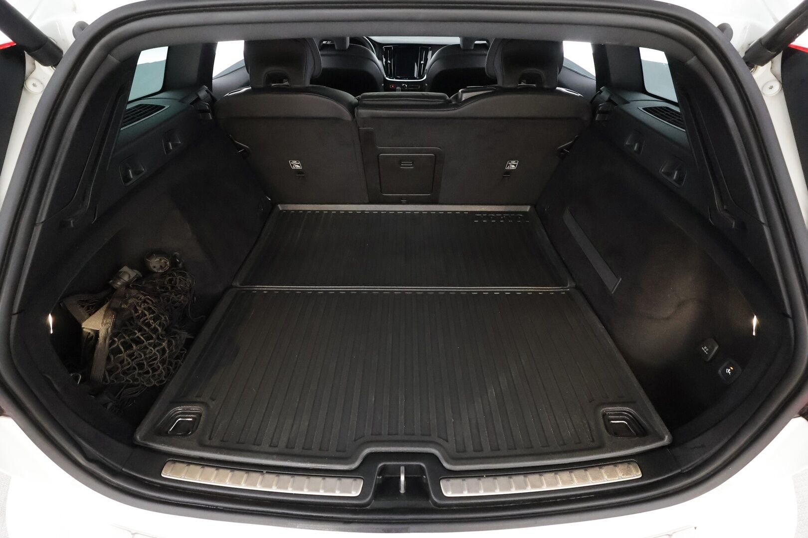 Volvo V60 2020 T8 TwE AWD R-Design aut * ACC / P.kamera / Full LED / Koukku / Webasto / Muistipenkki / Panorama / Navi / KeylessGo / BLIS * - Suomi-auto / Merkkihuollettu - HULLU BLACKWEEK KORKOTARJOUS 2,49%