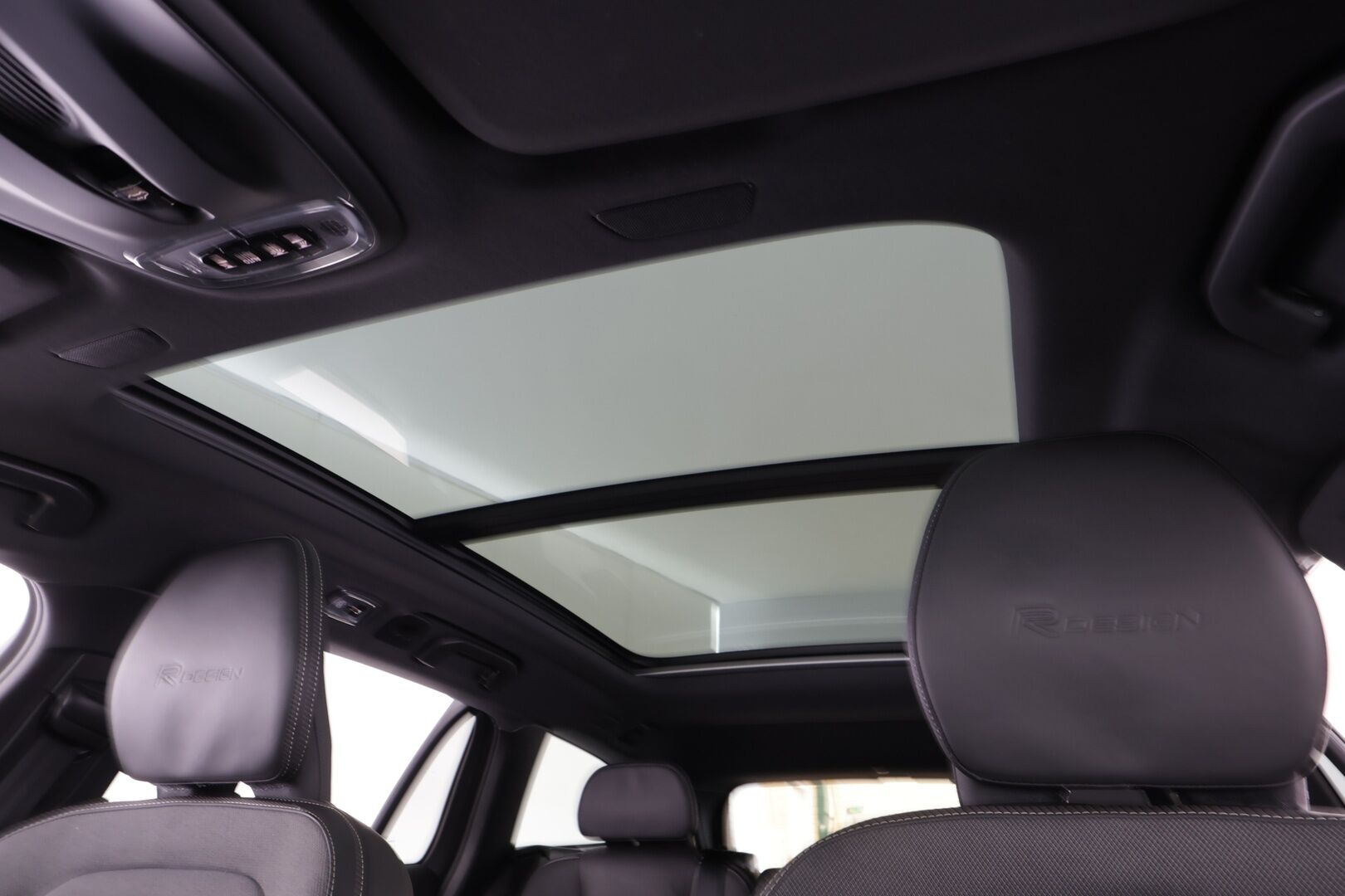 Volvo V60 2020 T8 TwE AWD R-Design aut * ACC / P.kamera / Full LED / Koukku / Webasto / Muistipenkki / Panorama / Navi / KeylessGo / BLIS * - Suomi-auto / Merkkihuollettu - HULLU BLACKWEEK KORKOTARJOUS 2,49%