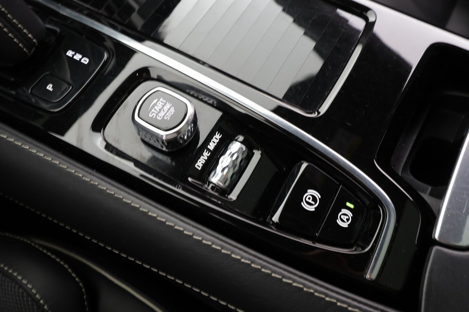 Volvo V60 2020 T8 TwE AWD R-Design aut * ACC / P.kamera / Full LED / Koukku / Webasto / Muistipenkki / Panorama / Navi / KeylessGo / BLIS * - Suomi-auto / Merkkihuollettu - HULLU BLACKWEEK KORKOTARJOUS 2,49%