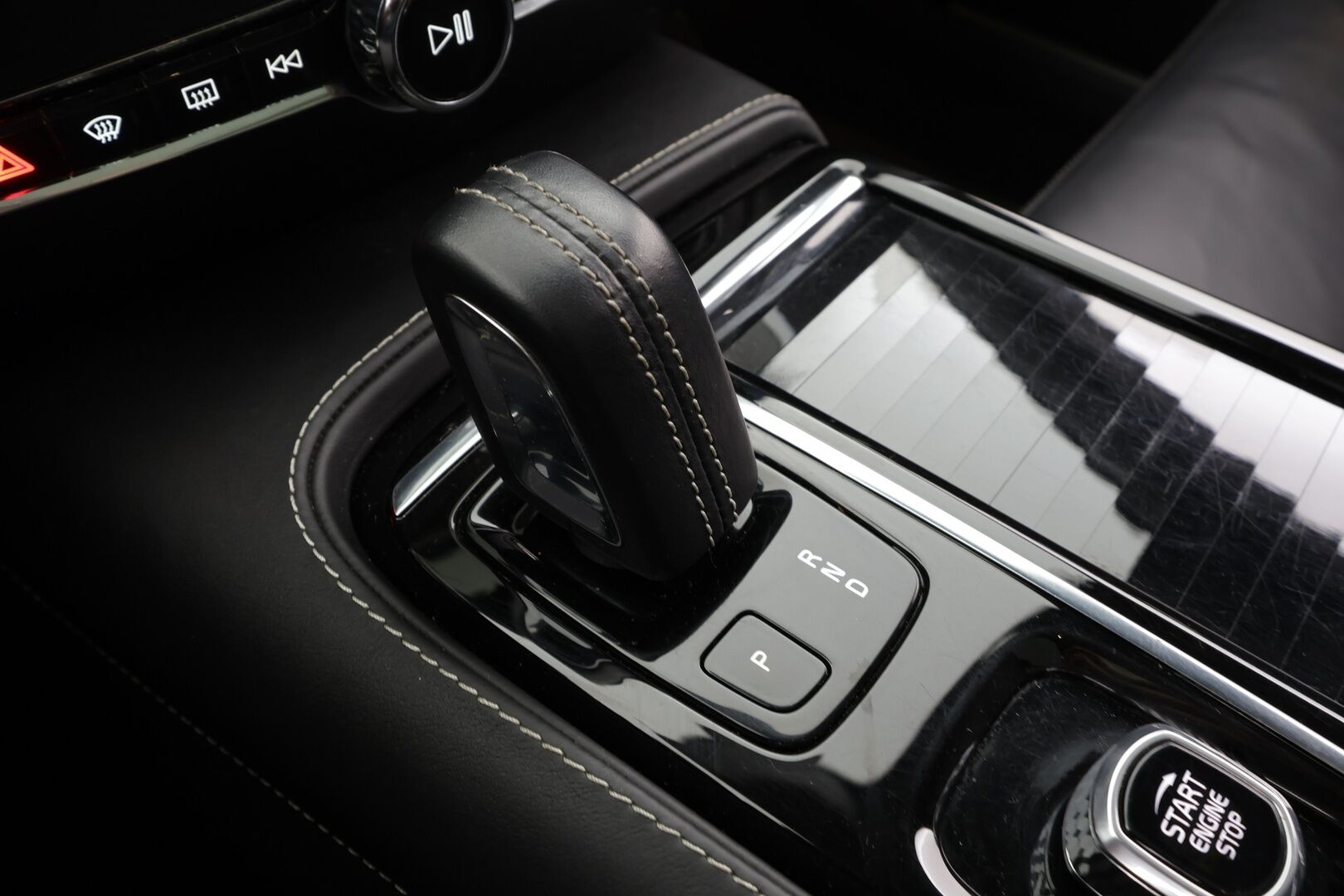 Volvo V60 2020 T8 TwE AWD R-Design aut * ACC / P.kamera / Full LED / Koukku / Webasto / Muistipenkki / Panorama / Navi / KeylessGo / BLIS * - Suomi-auto / Merkkihuollettu - HULLU BLACKWEEK KORKOTARJOUS 2,49%