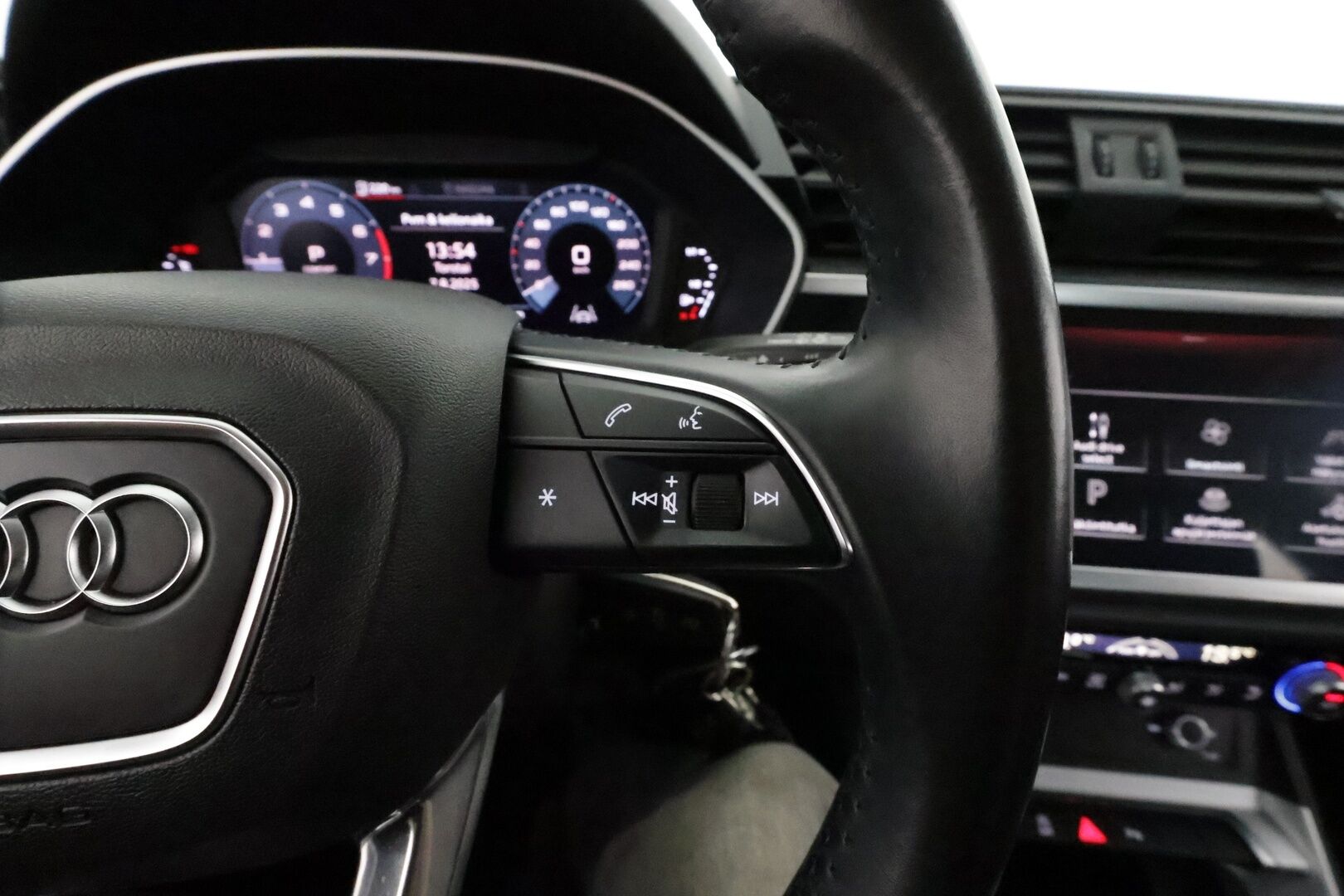 Audi Q3 2019 Launch Edition Business Advanced 35 TFSI 110 kW S tronic **Webasto / Koukku / Adapt.Vakkari / LED-valot / P.kamera** - 1-om Suomi-auto / Kahdet Renkaat
