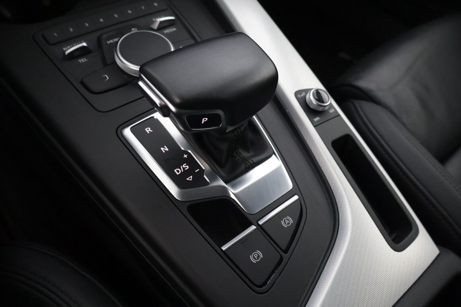 Audi A4 2019 Avant Business Sport Comfort Edition 40 TFSI 140 kW MHEV S tronic * Nahka Sportpenkit / Webasto / Koukku / LED / Sähkökontti * - * Todella hyvä huoltohistoria / Viim. Huolto 132 tkm / Harvinainen & Kestävä Nahkasisusta / Merkkirenkaat * - HULLUT AVAJAISHULINAT KORKOTARJOUS 3,29 %