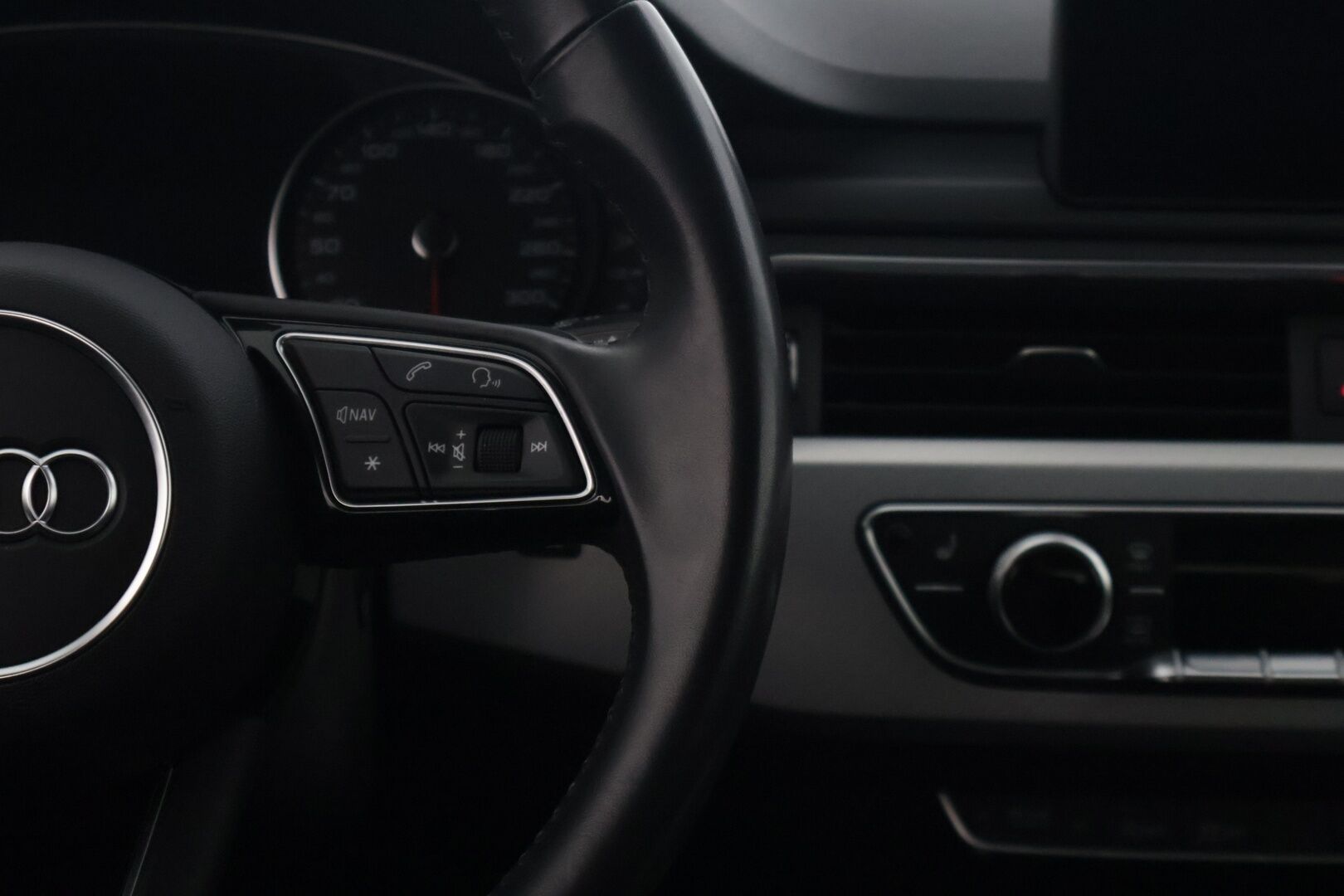 Audi A4 2019 Avant Business Sport Comfort Edition 40 TFSI 140 kW MHEV S tronic * Nahka Sportpenkit / Webasto / Koukku / LED / Sähkökontti * - * Todella hyvä huoltohistoria / Viim. Huolto 132 tkm / Harvinainen & Kestävä Nahkasisusta / Merkkirenkaat * - HULLUT AVAJAISHULINAT KORKOTARJOUS 3,29 %