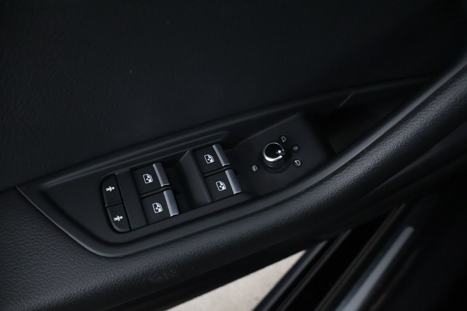 Audi A4 2019 Avant Business Sport Comfort Edition 40 TFSI 140 kW MHEV S tronic * Nahka Sportpenkit / Webasto / Koukku / LED / Sähkökontti * - * Todella hyvä huoltohistoria / Viim. Huolto 132 tkm / Harvinainen & Kestävä Nahkasisusta / Merkkirenkaat * - HULLUT AVAJAISHULINAT KORKOTARJOUS 3,29 %