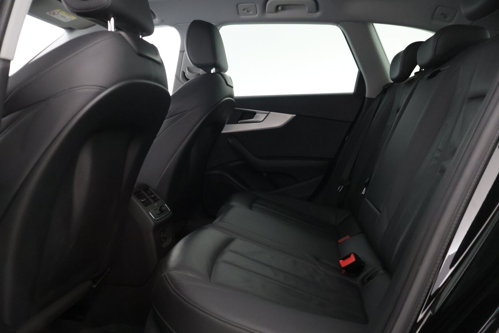 Audi A4 2019 Avant Business Sport Comfort Edition 40 TFSI 140 kW MHEV S tronic * Nahka Sportpenkit / Webasto / Koukku / LED / Sähkökontti * - * Todella hyvä huoltohistoria / Viim. Huolto 132 tkm / Harvinainen & Kestävä Nahkasisusta / Merkkirenkaat * - HULLUT AVAJAISHULINAT KORKOTARJOUS 3,29 %